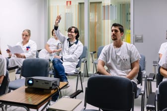 Klinikangestellte bei einer Fortbildung (Symbolbild): Gerade in Medizinberufen sind regelmäßige Weiterbildungen notwendig.