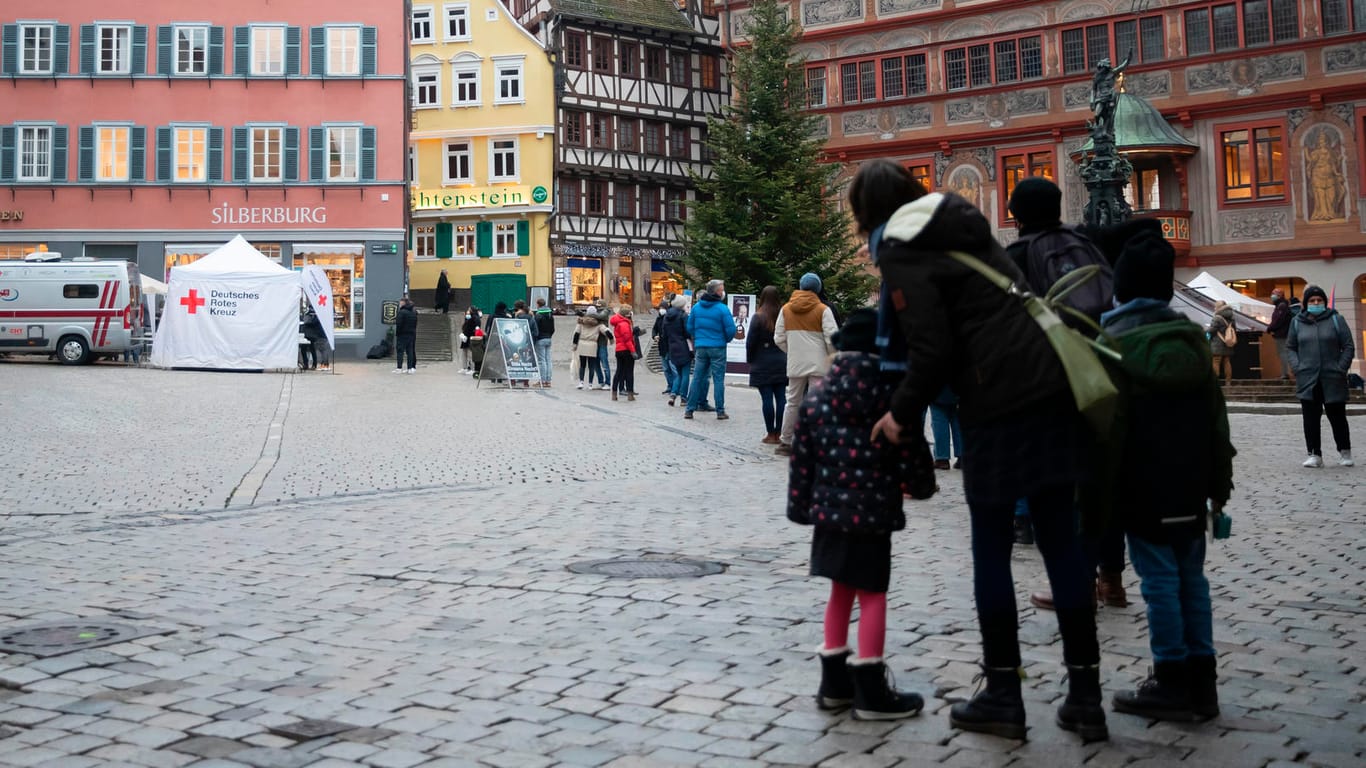 Tübingen: Menschen stehen in einer Warteschlange vor der mobilen Corona-Teststation auf dem Rathausplatz.