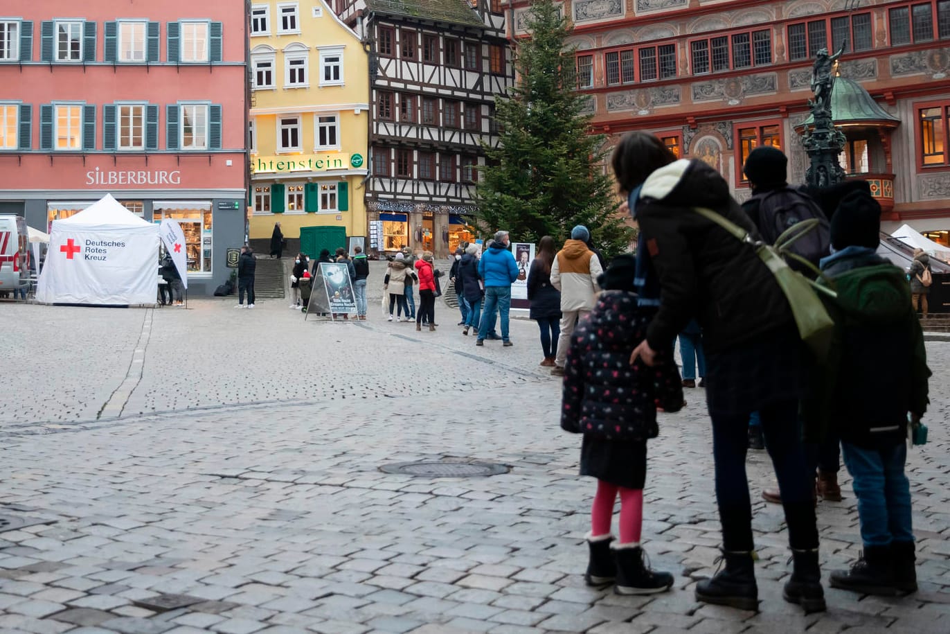 Tübingen: Menschen stehen in einer Warteschlange vor der mobilen Corona-Teststation auf dem Rathausplatz.