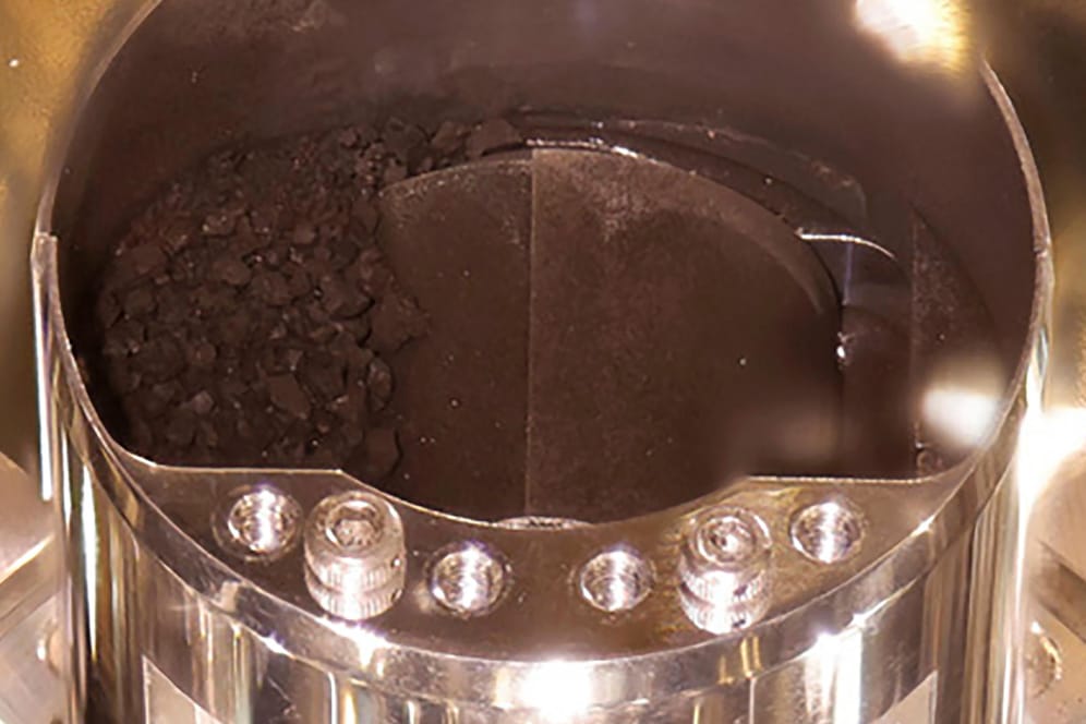 Für die Wissenschaft von unschätzbarem Wert: Schwarzer Weltraumstaub, den die Raumsonde "Hayabusa2" bei ihren Landungen auf dem Asteroiden Ryugu einsammelte.