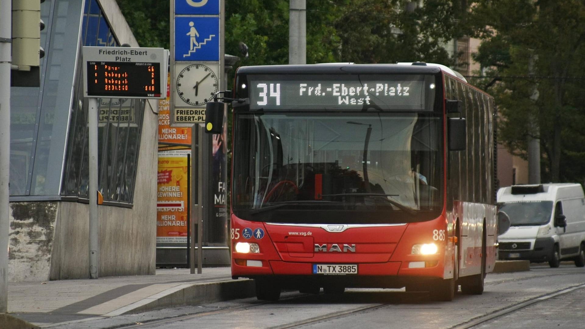 Ein Bus fährt durch Nürnberg (Symbolbild): Ein Nürnberger Linienbus ist von einem Betrunkenen attackiert worden. Ein Bus fährt durch Nürnberg (Symbolbild): Ein Nürnberger Linienbus ist von einem Betrunkenen attackiert worden.