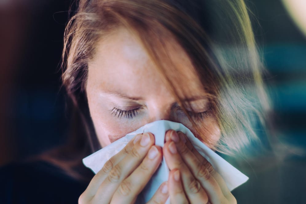 Erkältung: Bei Schnupfen kann ein Nasenspray helfen.