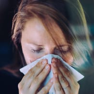 Erkältung: Bei Schnupfen kann ein Nasenspray helfen.