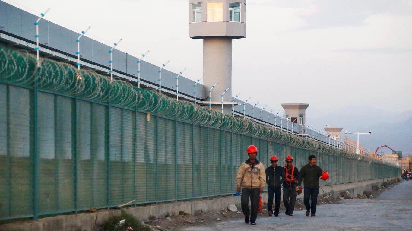 Hohe Mauern, Wachtürme, Stacheldraht: Im Inneren dieser Anlage in Dabancheng in der Provinz Xinjiang befindet sich laut chinesischen Angaben ein Berufsausbildungszentrum.