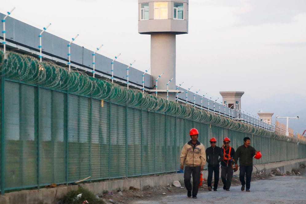 Hohe Mauern, Wachtürme, Stacheldraht: Im Inneren dieser Anlage in Dabancheng in der Provinz Xinjiang befindet sich laut chinesischen Angaben ein Berufsausbildungszentrum.