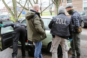 Zollbeamte durchsuchen während einer Razzia im Stadtteil Wilhelmsburg ein Fahrzeug: Mehrere Wohnungen in Hamburg, Schleswig-Holstein, Niedersachsen und Bremen wurden durchsucht.
