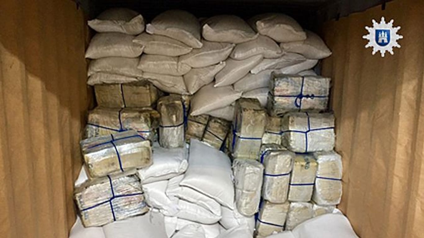 Die 15 Festgenommenen und insgesamt mehr als 20 Tatverdächtigen sollen rund zwei Tonnen Kokain nach Deutschland und Europa eingeführt haben.
