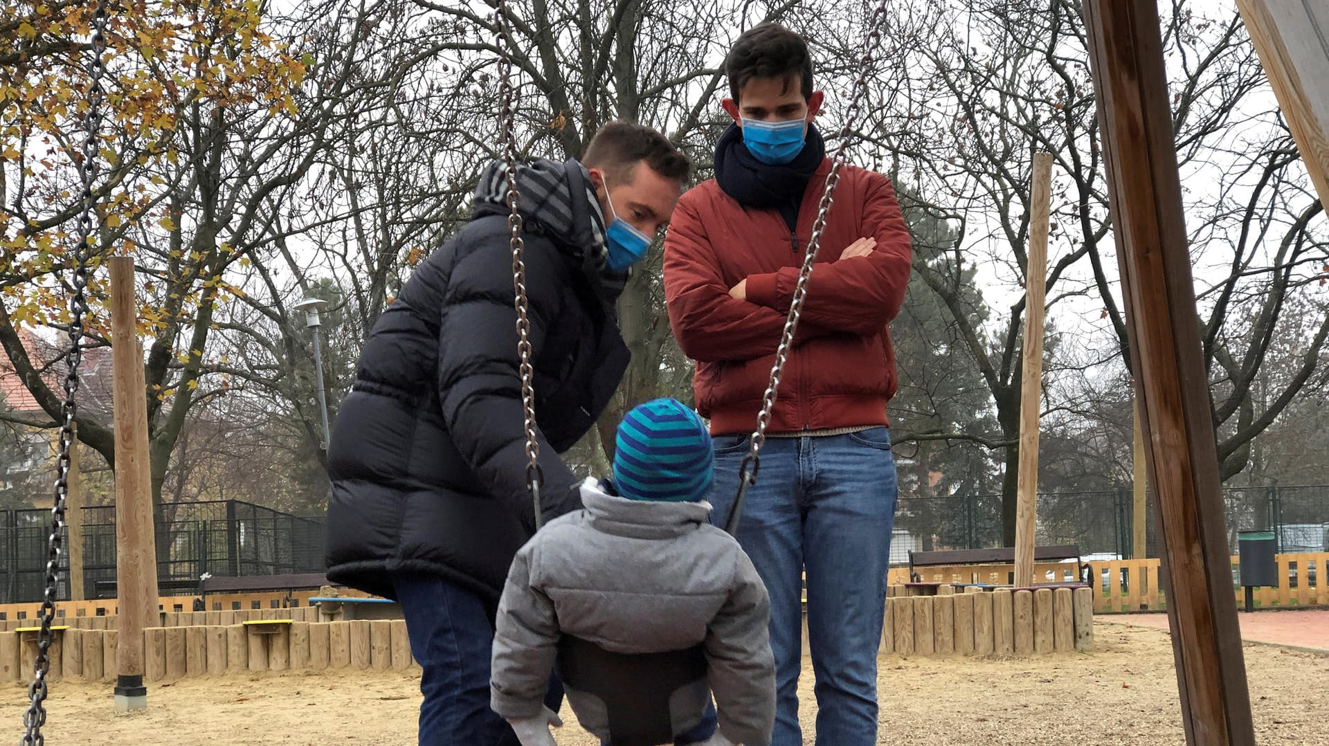 Aus Sicht der ungarischen Regierung nicht akzeptabel: Adam Hanol und Marton Pal spielen mit ihrem adoptierten Sohn Andras auf einem Spielplatz in Budapest.