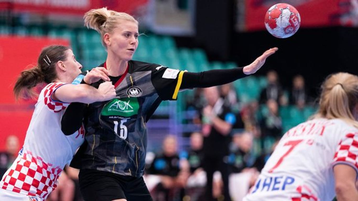 Kim Naidzinavicius (M) musste sich mit Deutschlands Handballerinnen den Kroatinnen geschlagen geben.