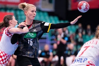 Kim Naidzinavicius (M) musste sich mit Deutschlands Handballerinnen den Kroatinnen geschlagen geben.
