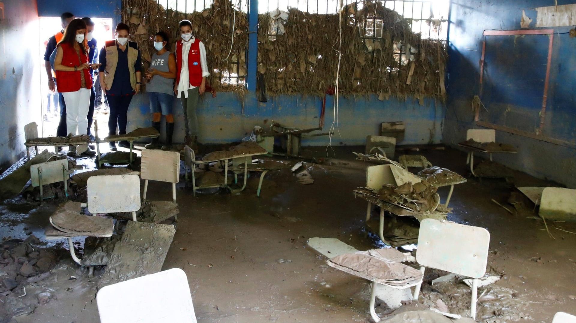 Letizia (r.) in einer Ruine in La Lima.