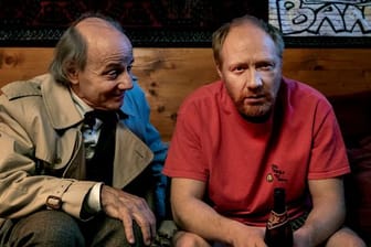 Egon (Nikolaus Paryla, l) und Franz (Simon Schwarz) in "Das Glück ist ein Vogerl".