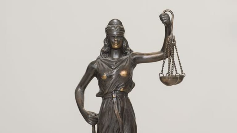 Eine Figur der Justitia (Symbolbild): Der 53-jährige Kieler muss sich vor Gericht wegen Betrugs verantworten.