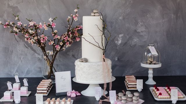 Bei einem Sweet Candy Table wird die Torte zum Eyecatcher auf dem Tisch, eingerahmt von Cake Pops, Cupcakes oder Macarons.