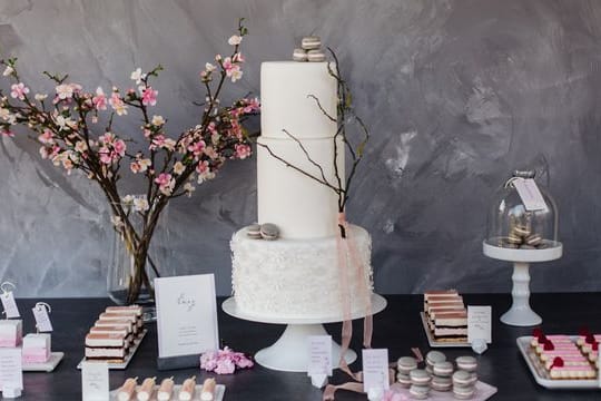 Bei einem Sweet Candy Table wird die Torte zum Eyecatcher auf dem Tisch, eingerahmt von Cake Pops, Cupcakes oder Macarons.