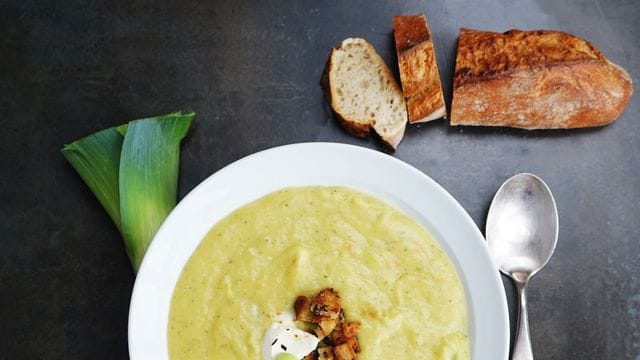 Kartoffeln und Lauch ergeben eine cremige Suppe, die mit Grauburgunder, Croutons sowie einem Klecks Sahne verfeinert wird.