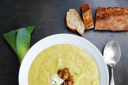 Kartoffeln und Lauch ergeben eine cremige Suppe, die mit Grauburgunder, Croutons sowie einem Klecks Sahne verfeinert wird.