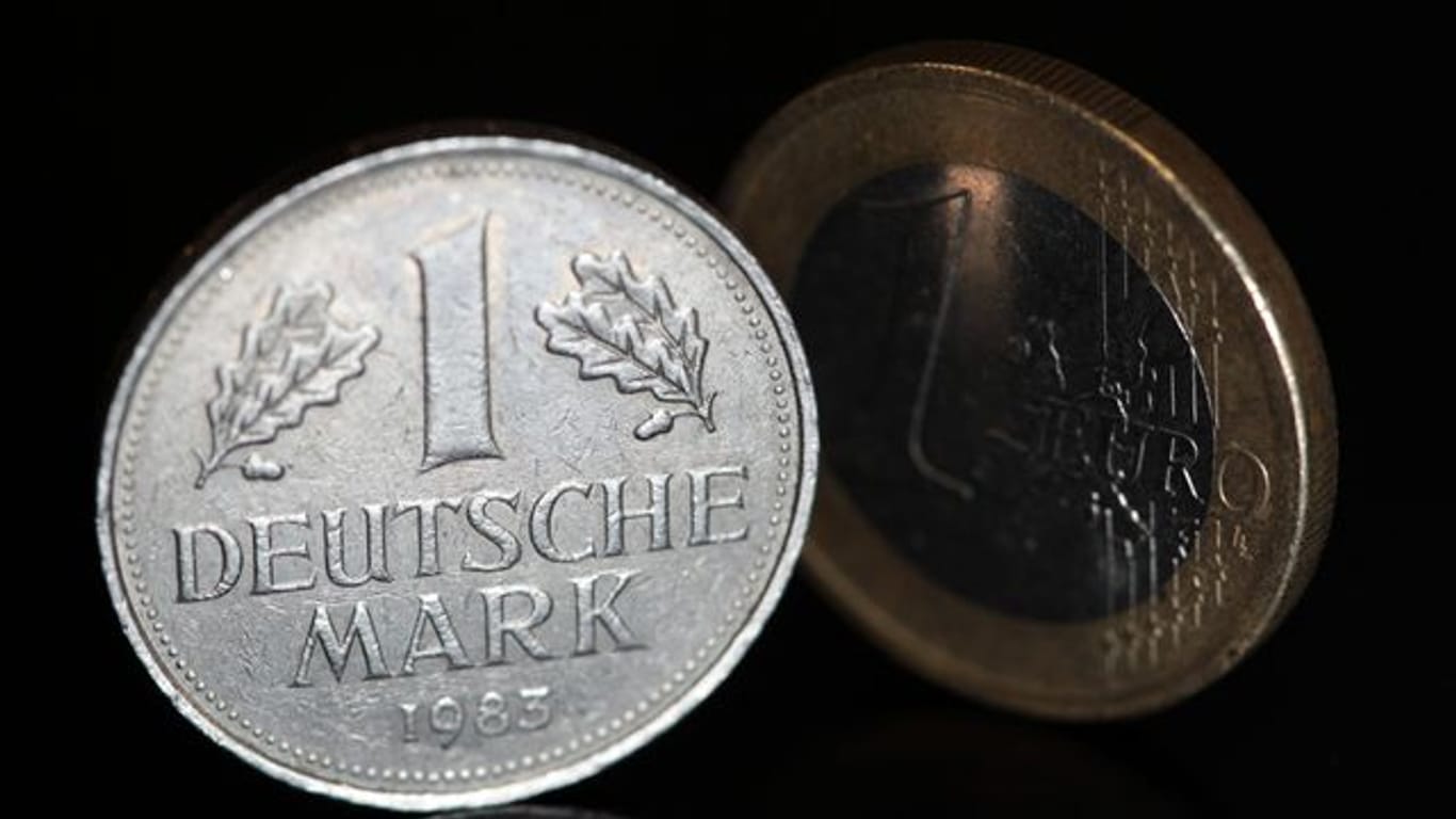 Wer noch alte D-Mark Bestände besitzt, kann diese jederzeit in Euro umtauschen - derzeit aber nur per Post.