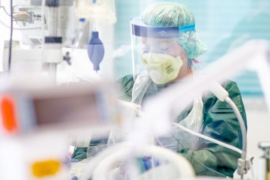 Eine Krankenpflegerin in einem Krankenzimmer auf der Intensivstation des Uniklinikums in Essen.