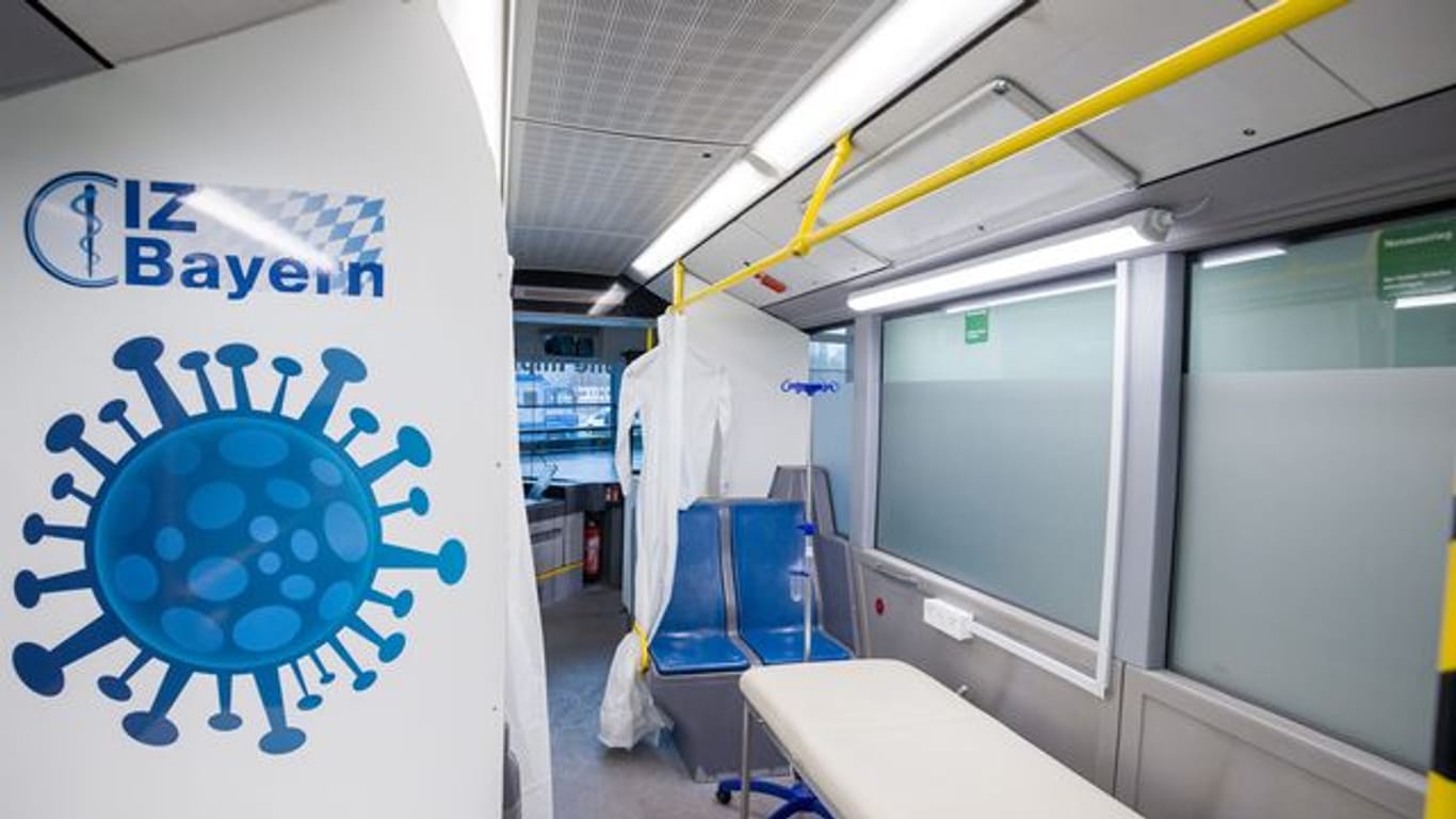 Eine mobile Impfstation, ein umfunktionierter Bus, steht beim Nürnberger Corona-Impfzentrum auf dem Nürnberger Messegelände.