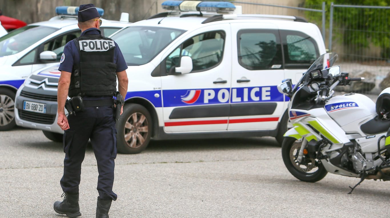 Französische Polizei im Einsatz: Beamte fanden bei der Durchsuchung einer Garage tonnenweise Waffen und Munition (Symbolbild).