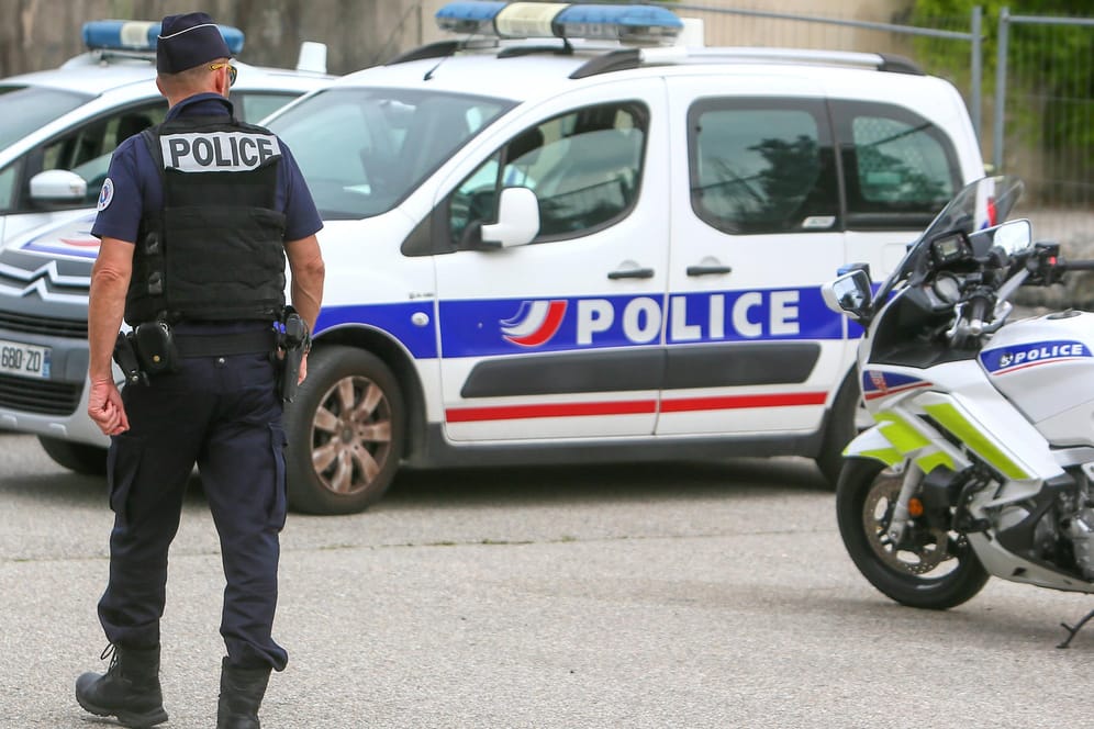 Französische Polizei im Einsatz: Beamte fanden bei der Durchsuchung einer Garage tonnenweise Waffen und Munition (Symbolbild).