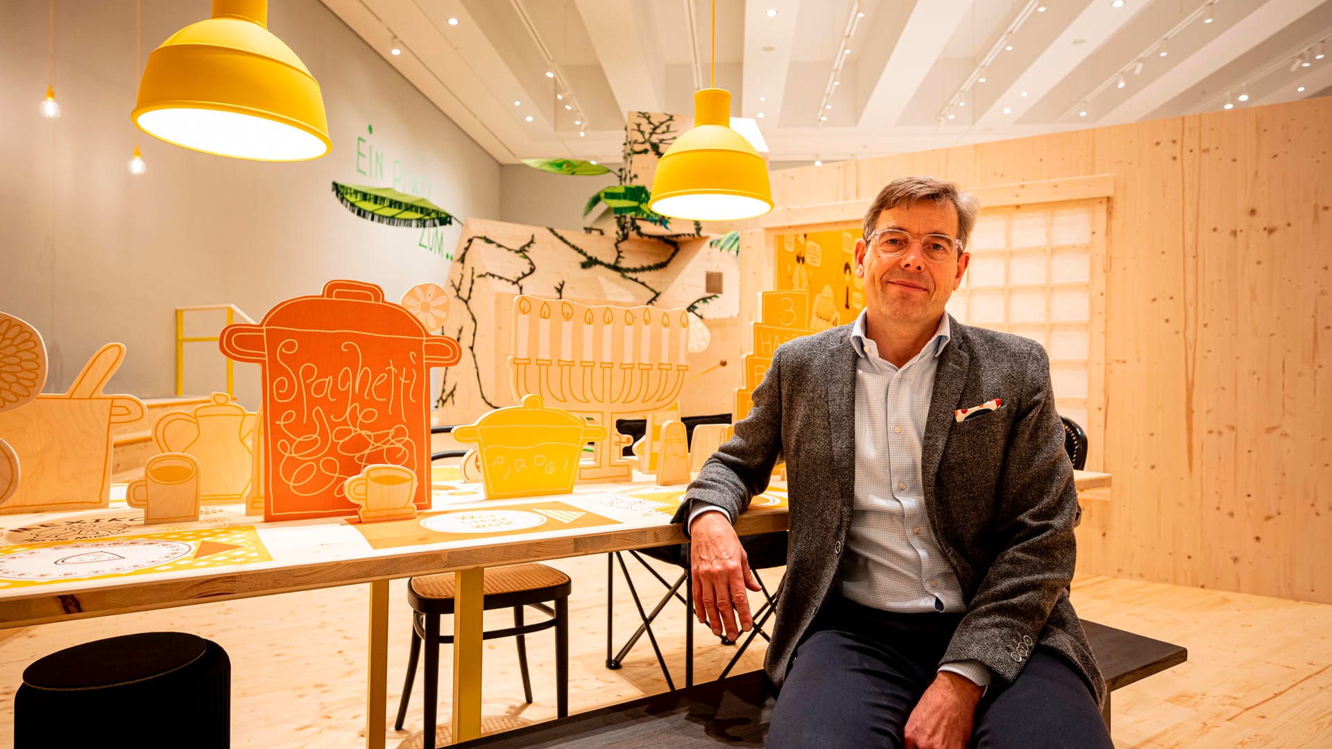 Hartmut Dorgerloh, Generalintendant des Humboldt Forums, sitzt in der neuen Kinderausstellung des Humboldt Forums.