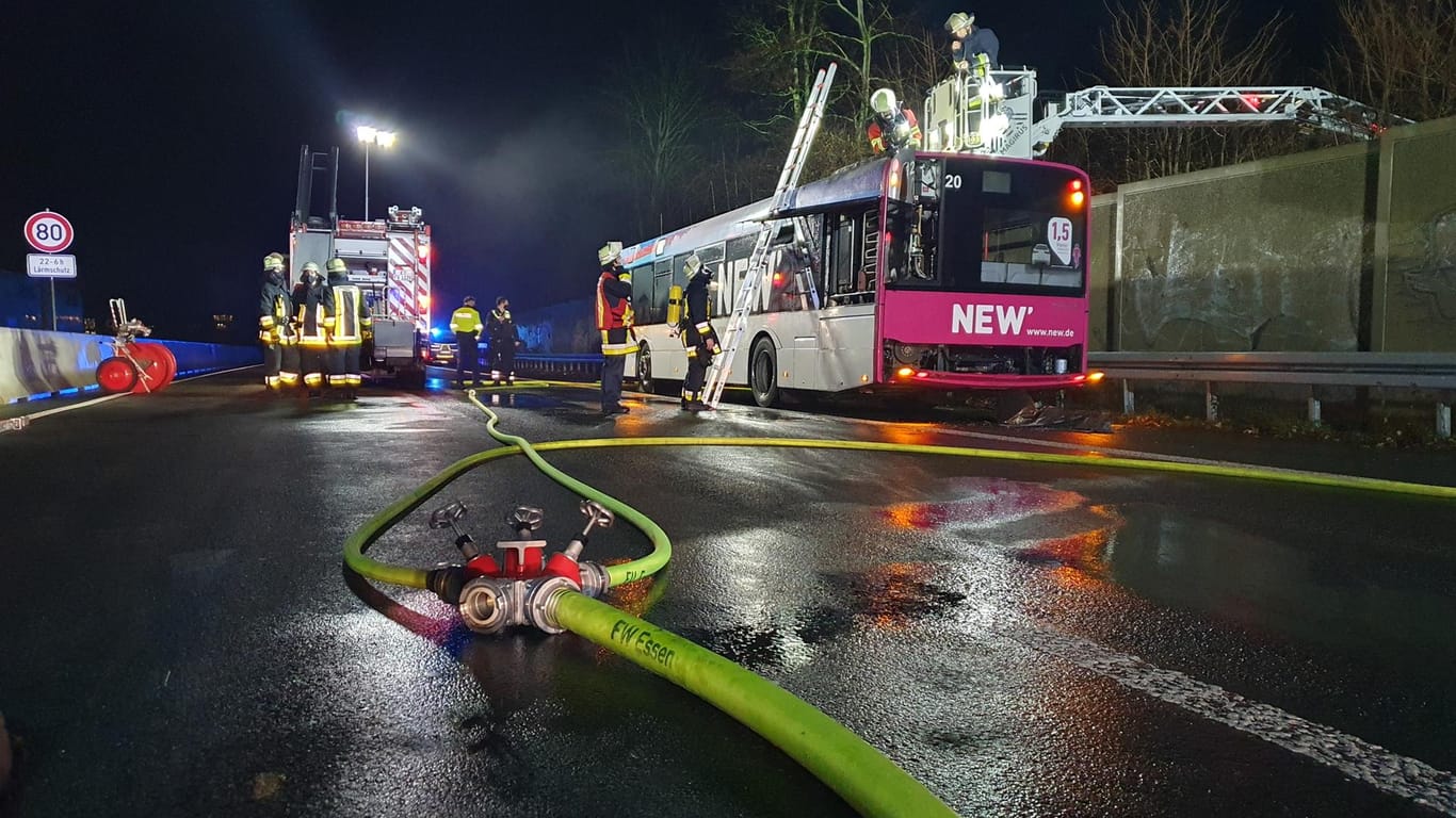 Die Feuerwehr im Einsatz auf der A52: Dort hat ein Bus gebrannt.
