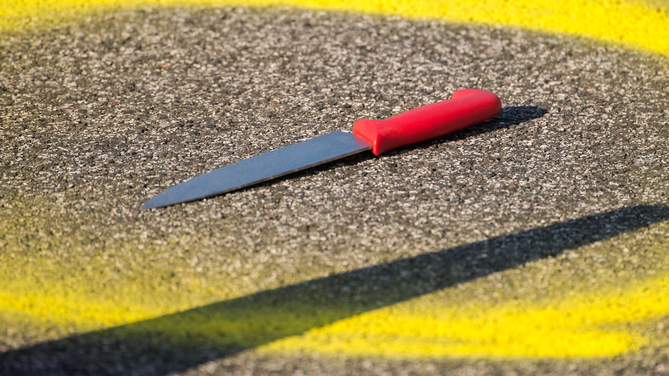 Ein Messer liegt an einem Tatort auf dem Boden: Das Justizministerium sieht keinen Anlass, die Strafen für Messerangrifft zu verschärfen.