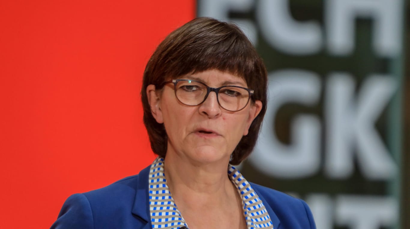 Die SPD-Vorsitzende Saskia Esken: Sie wirft Gesundheitsminister Jens Spahn schwere Versäumnisse im Kampf gegen die Corona-Pandemie vor.