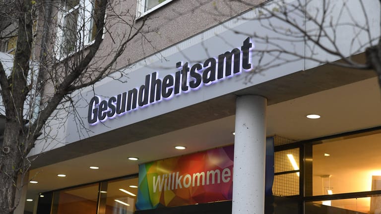 Der Eingang zum Gesundheitsamt in Frankfurt (Archivbild): Das Amt arbeitet derzeit auf Hochtouren.