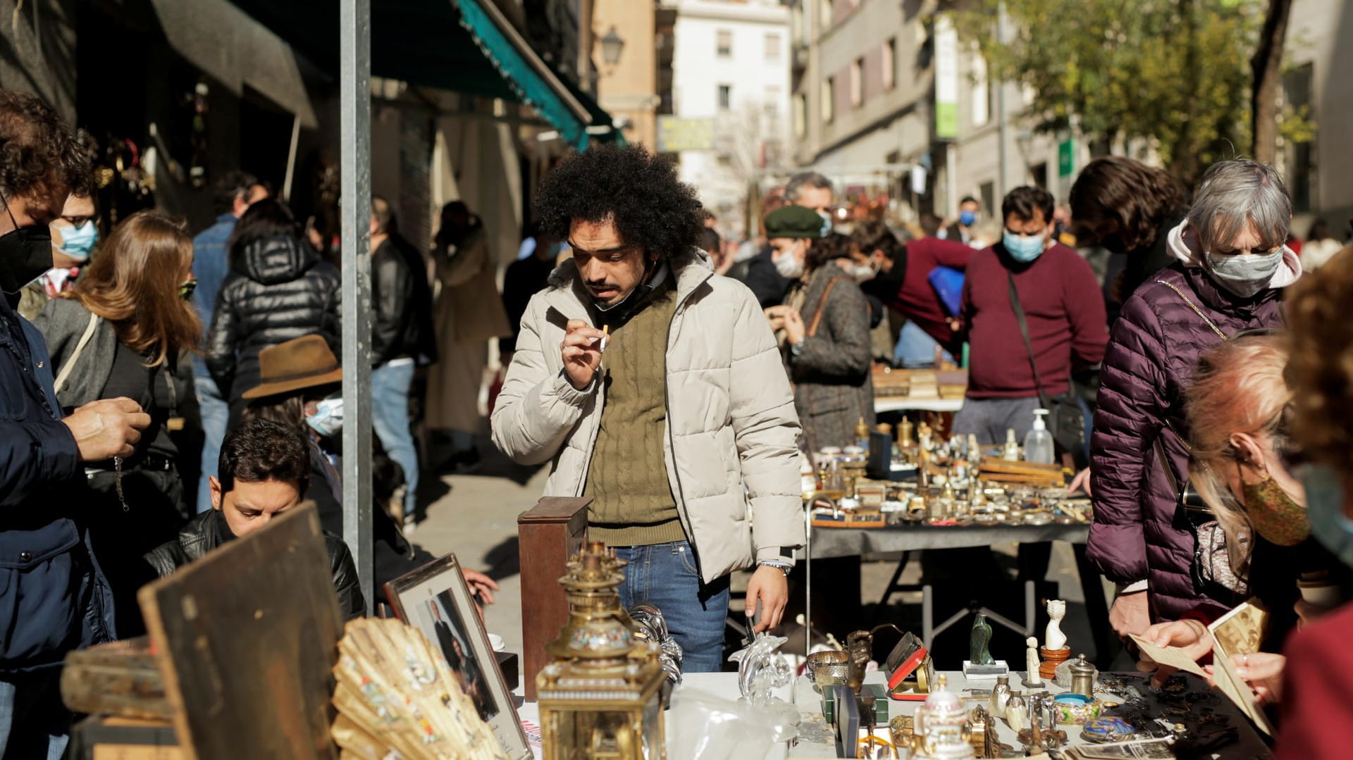 Tortz Corona-Pandemie gut besucht: Der El-Rastro-Flohmarkt in Madrid.