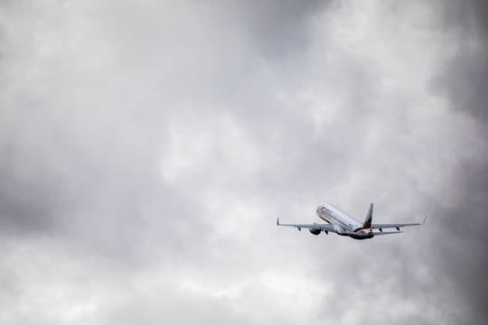 Ein Flugzeug mit abgeschobenen Menschen hebt vom Baden Airpark ab.