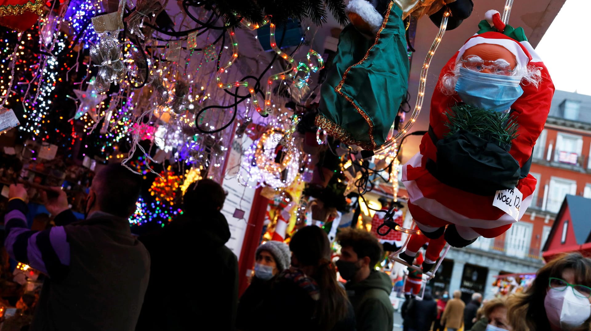 Ein Weihnachtsmarkt in Madrid: Im Gegensatz zu Deutschland bleiben in Spanien nahezu alle Geschäfte in der Weihnachtszeit geöffnet.