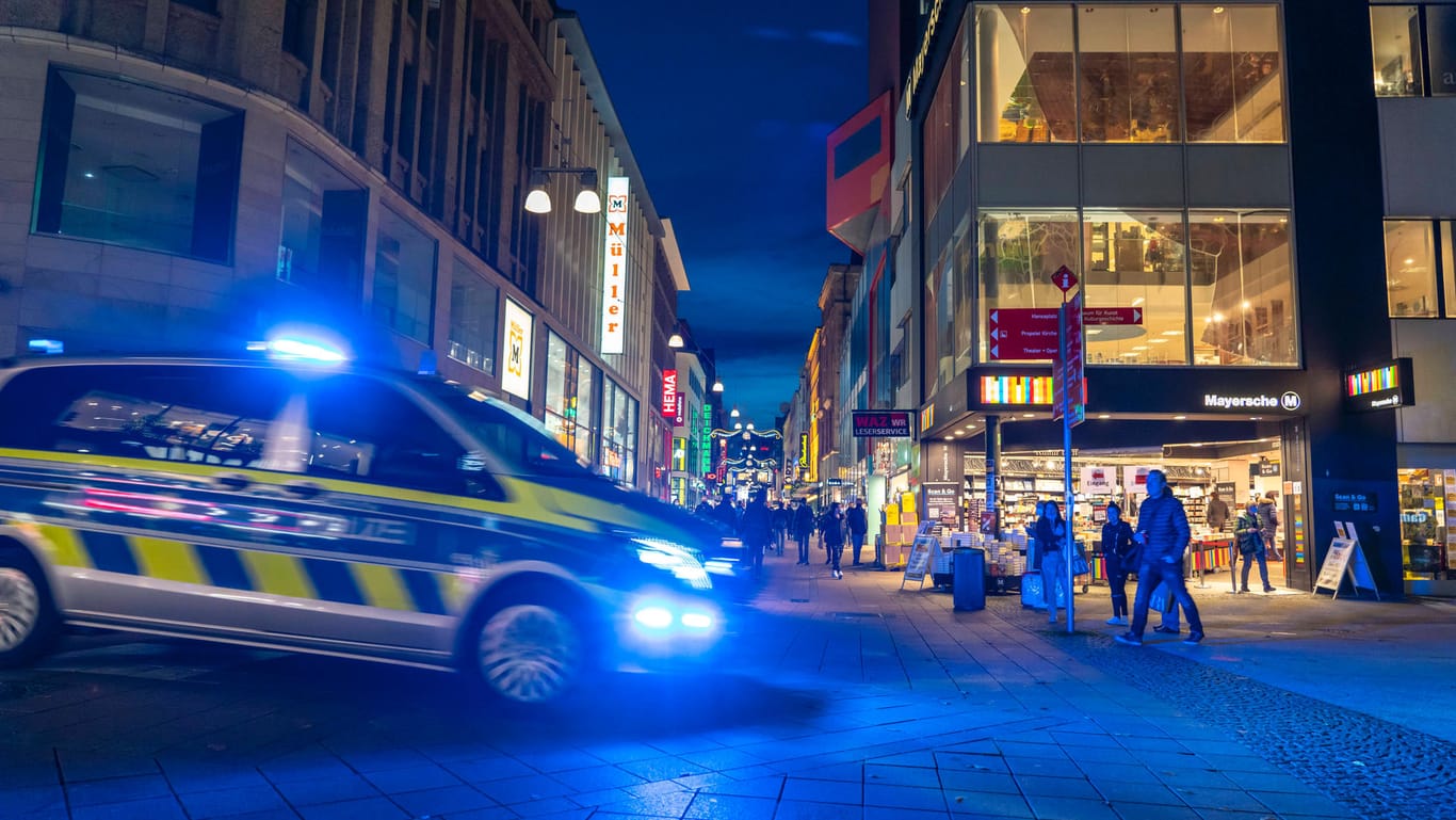 Ein Polizeiwagen in Dortmund (Symbolbild): In der Nordstadt hat es eine Massenschlägerei gegeben.