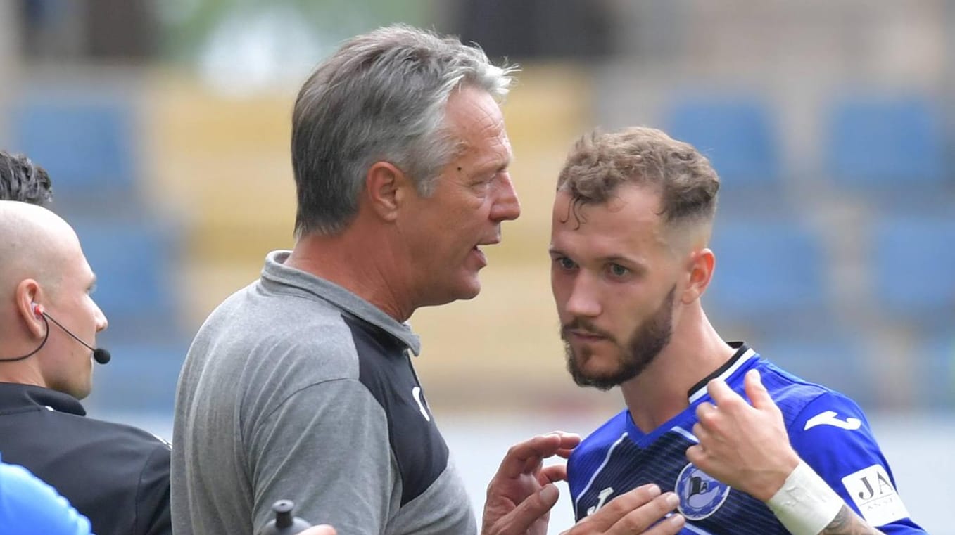Marcel Hartel (re.) ist ein wichtiger Baustein im System von Arminia-Trainer Uwe Neuhaus (li.).