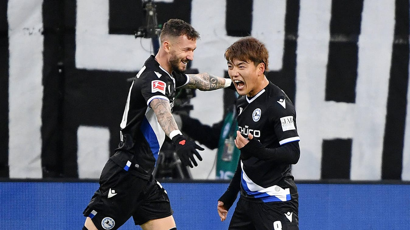 Marcel Hartel (li.) jubelt mit Ritsu Doan (re.) nach dessen Treffer zum 2:0 gegen Mainz 05.