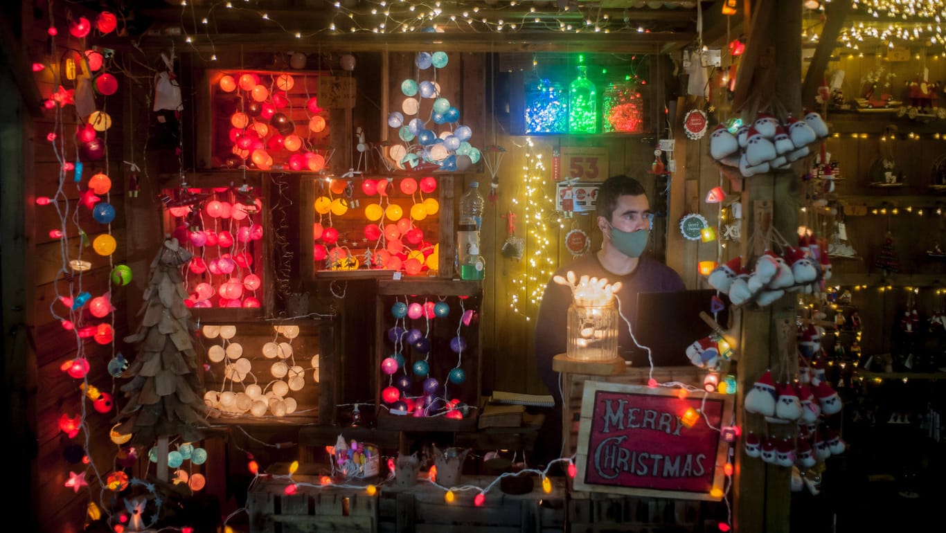 Ein Weihnachtsmarkt in Barcelona: Fast normale Festtagsstimmung.