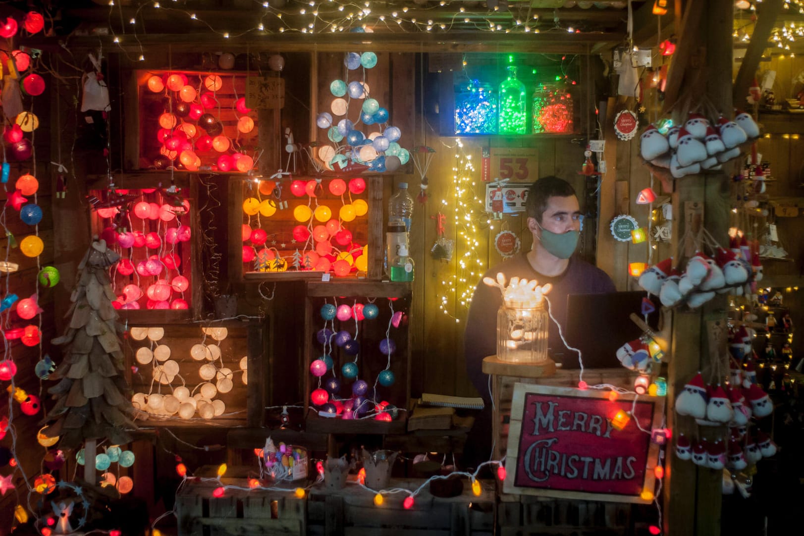 Ein Weihnachtsmarkt in Barcelona: Fast normale Festtagsstimmung.