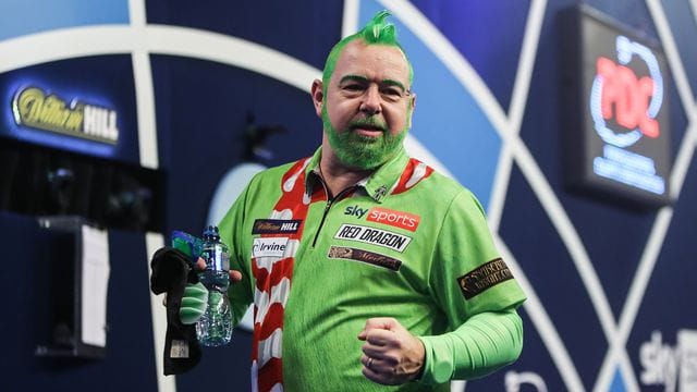 Weltmeister Peter Wright im Kostüm des "Grinch".
