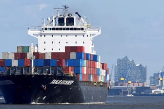 Ein Containerschiff verlässt den Hamburger Hafen (Symbolbild): Die Exporte sind von der zweiten Corona-Welle weniger betroffen.