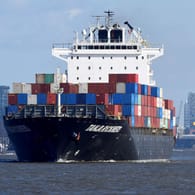 Ein Containerschiff verlässt den Hamburger Hafen (Symbolbild): Die Exporte sind von der zweiten Corona-Welle weniger betroffen.