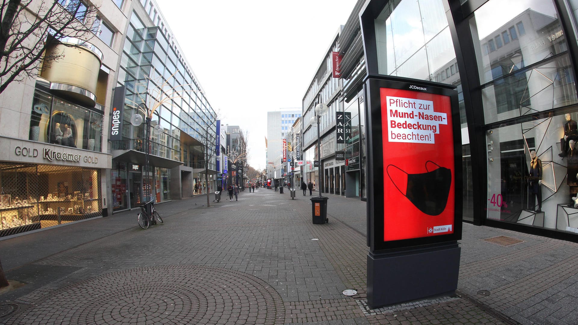 Eine fast leere Einkaufsstraße in Köln (Archivbild): Wegen des Lockdowns sind nur wenige Kölner auf der Straße. Eine fast leere Einkaufsstraße in Köln (Archivbild): Wegen des Lockdowns sind nur wenige Kölner auf der Straße.