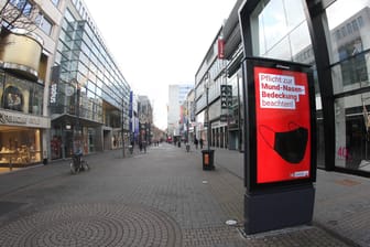 Eine fast leere Einkaufsstraße in Köln (Archivbild): Wegen des Lockdowns sind nur wenige Kölner auf der Straße.