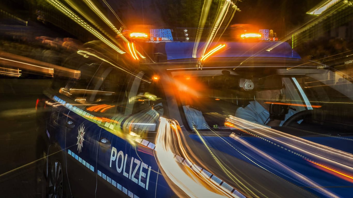 Ein Streifenwagen der Düsseldorfer Polizei fahrt zu einem Einsatz (Symbolbild): In Unterbilk ist ein Mann niedergestochen worden.