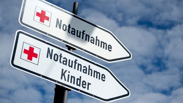 Zwei Schilder mit der Aufschrift "Notaufnahme" und "Notaufnahme Kinder" stehen von einem Krankenhaus: Ein Mann starb nach einem Unfall im Krankenhaus.