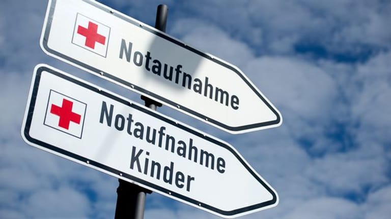 Zwei Schilder mit der Aufschrift "Notaufnahme" und "Notaufnahme Kinder" stehen von einem Krankenhaus: Eine Krankenschwester hat ihrer eigenen Tochter im Krankenhaus starke Medikamente verabreicht.