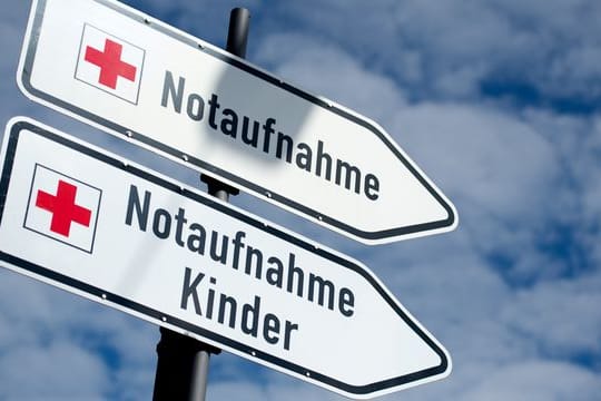 Zwei Schilder mit der Aufschrift "Notaufnahme" und "Notaufnahme Kinder" stehen von einem Krankenhaus: Ein Mann starb nach einem Unfall im Krankenhaus.