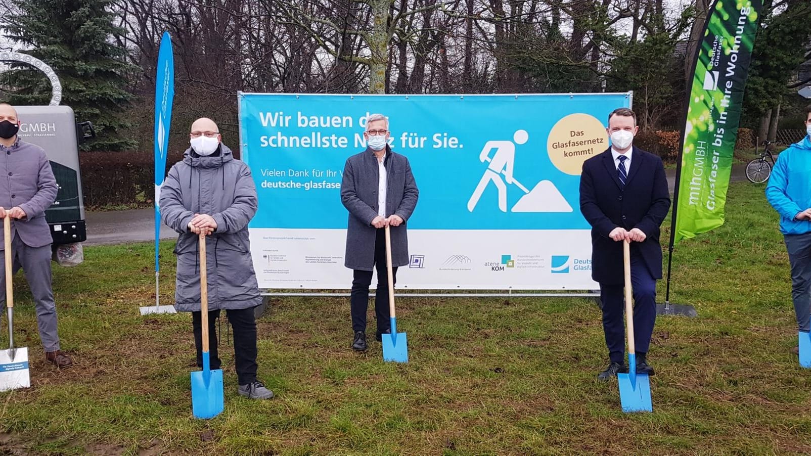 Hagens OB Erik O. Schulz steht gemeinsam mit Projektverantwortlichen auf einer Wiese und setzt einen symbolischen Spatenstich zum Breitbandausbau: Bis zu 3.500 Haushalte sollen dadurch schnelleres Internet bekommen.