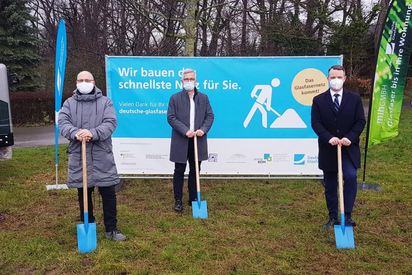 Hagens OB Erik O. Schulz steht gemeinsam mit Projektverantwortlichen auf einer Wiese und setzt einen symbolischen Spatenstich zum Breitbandausbau: Bis zu 3.500 Haushalte sollen dadurch schnelleres Internet bekommen.